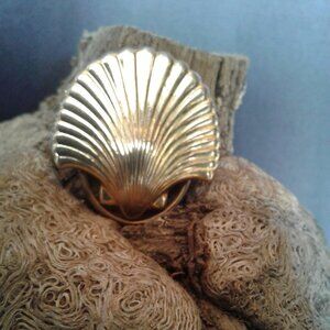 No Markings  Gold Tone Sea Shell clip on